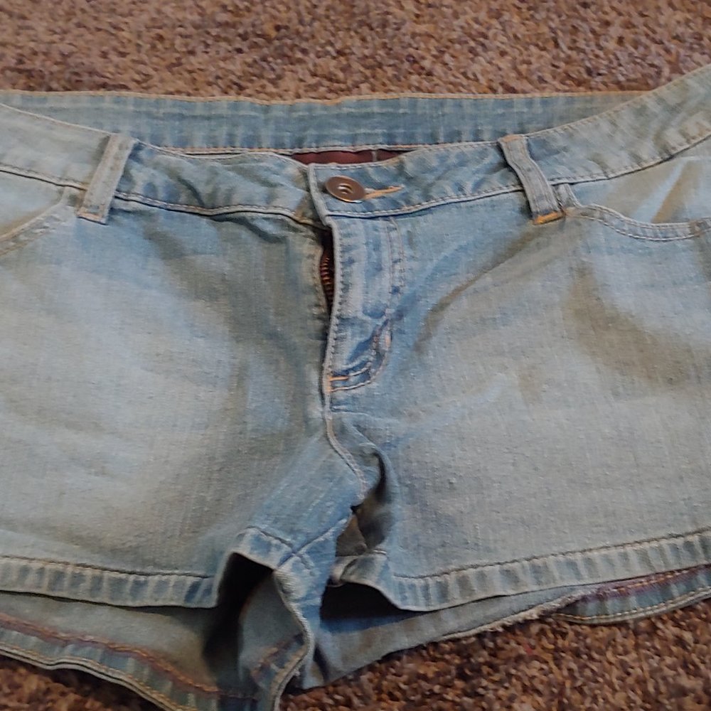 Junior Girls Size 13 NWOT Shorts   City Streets